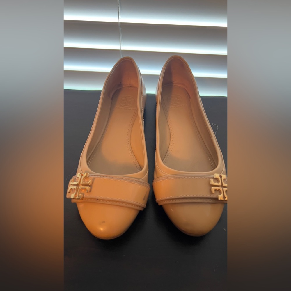 Tory Burch Patent Ballet Flats in Nude with Gold Logo